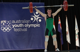 Simon Bence (85 kg) szakítás gyakorlata